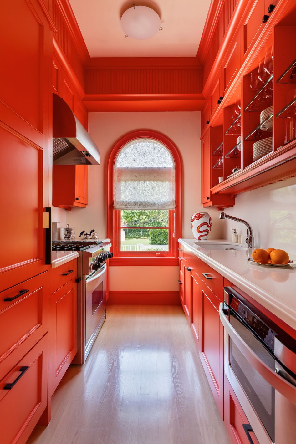 Damit eine Küche in Florida auch an bewölkten Tagen fröhlich strahlt, entschied sich Designer Matthew Boland für Schränke und Zierelemente in energetischem Orange von Sherwin Williams.